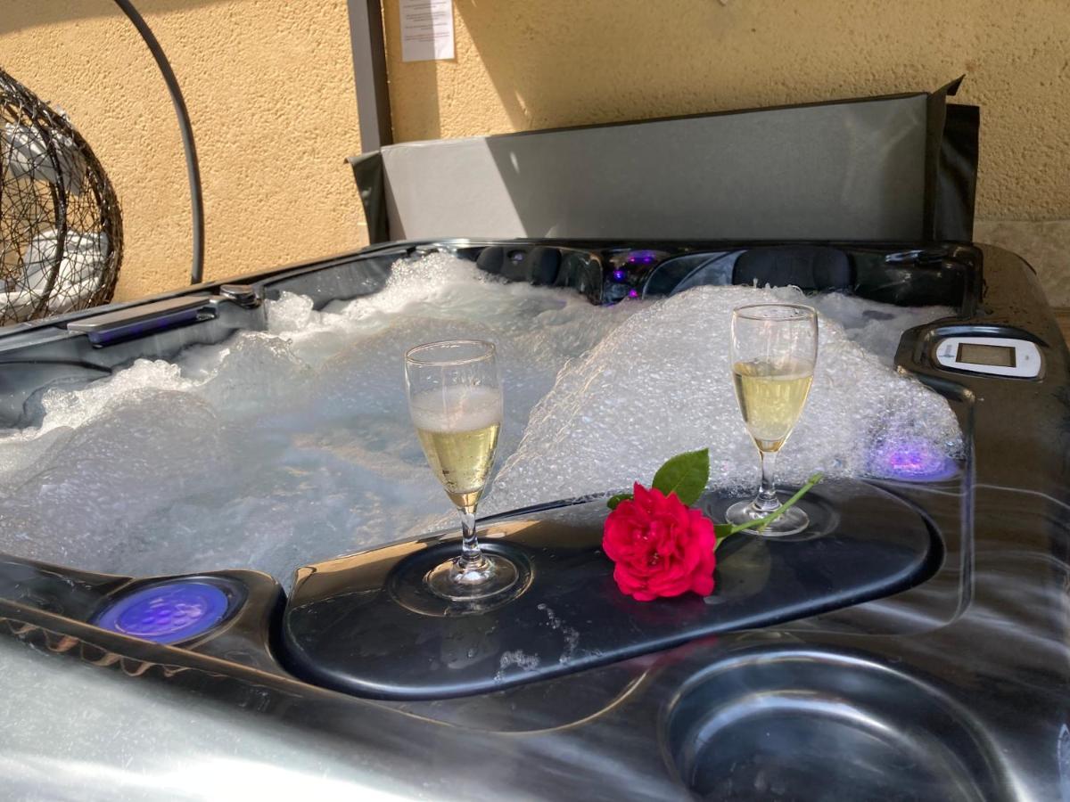 Gite Des Combes Blanches Avec Piscine Et Jacuzzi Frayssinet-le-Gélat المظهر الخارجي الصورة